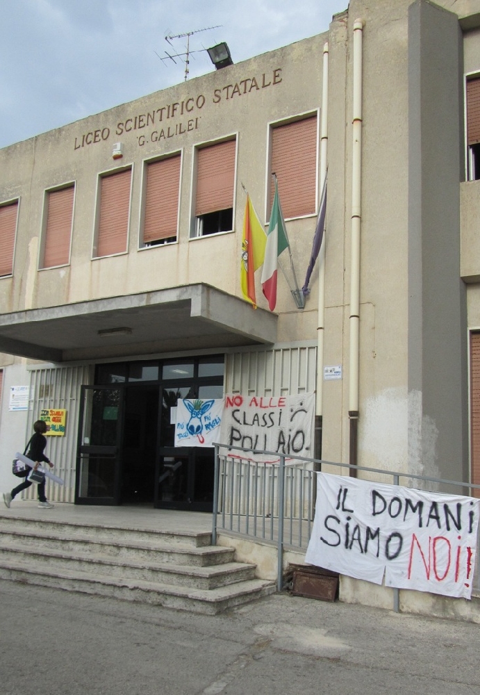 Classe pollaio a Modica, Nino Minardo presenta un’interrogazione