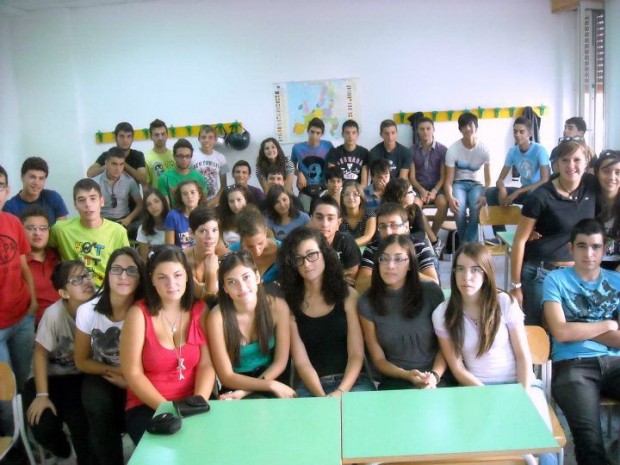 Modica, in 54 per una terza scientifico: la classe pollaio fa lezione nell’androne