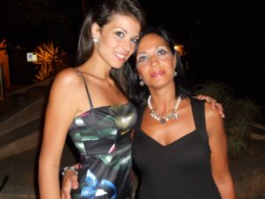 Egle, bella e giudiziosa, con la mamma Mirella