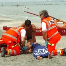 Punta Secca, due ragazzi rischiano di annegare