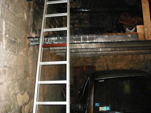 Acate, incendio in un garage, a fuoco due auto