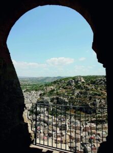 La vista di Scicli dalla bifora della Croce
