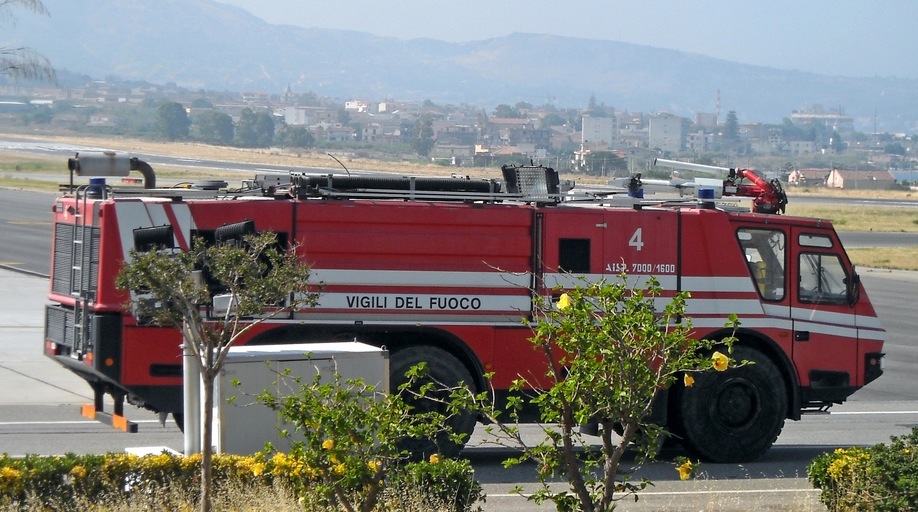 Un distaccamento dei vigili del fuoco all’aeroporto di Comiso