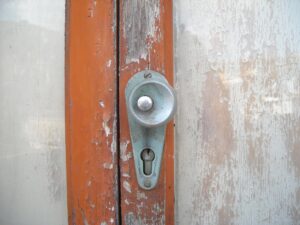 Porta chiusa, visita fatta