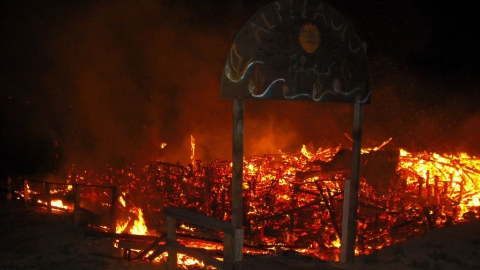 Acate, incendiato lo chalet al Pizzaiolo