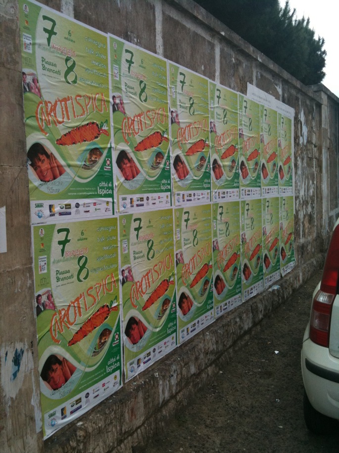 A Ispica i manifesti alla carota per coprire quelli sul Prg