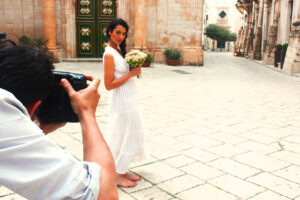 Emanuela Bartolone posa in via Mormina Penna
