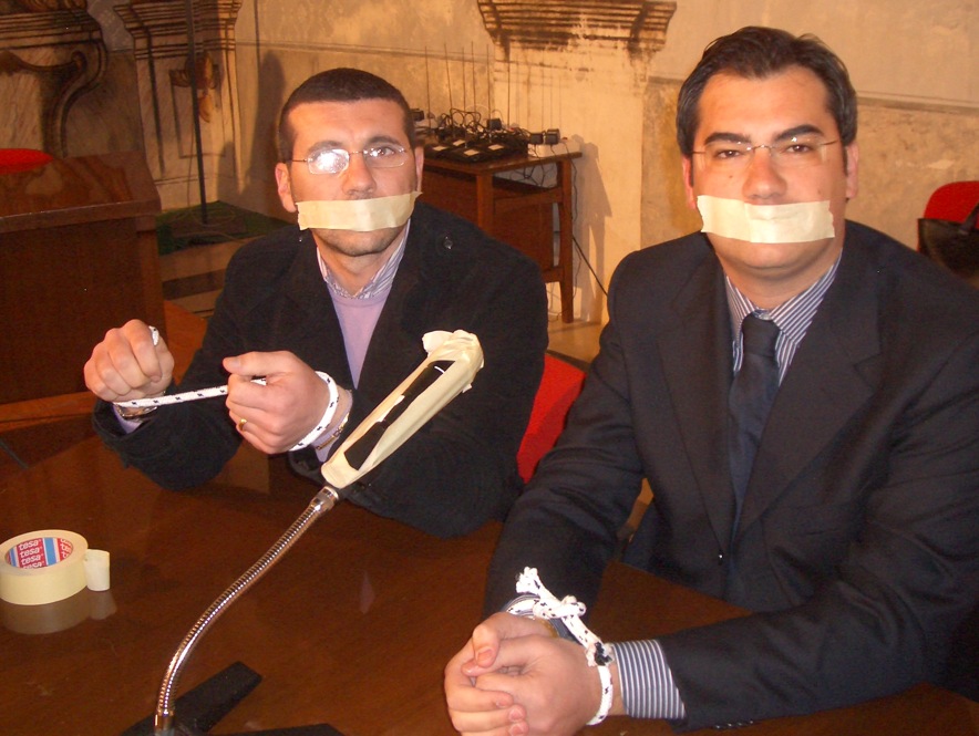 Il Pd di Ispica: la maggioranza scappa. Roccuzzo e Muraglie imbavagliati