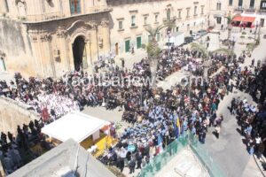 La piazza abbraccia Paolo