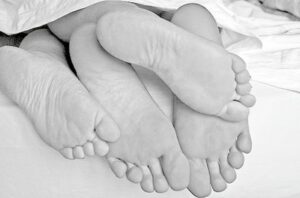 Piedi sotto le coperte