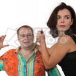 Donna minaccia uomo