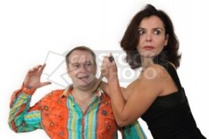 Donna minaccia uomo