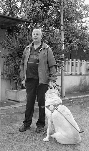 Cieco, non può entrare nei locali pubblici col cane