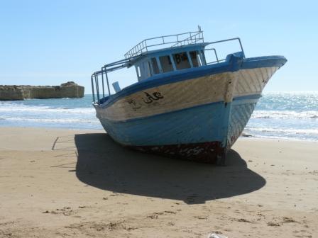 Barcone di immigrati sulla spiaggia di Punta Castellazzo da due anni