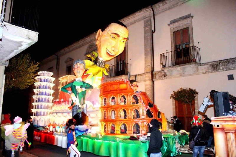 Il carro dedicato all’Unità corona il Carnevale chiaramontano