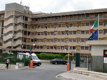 Stanco di stare in piedi, aggredisce medico del Maggiore