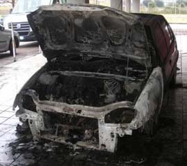 Auto incendiata