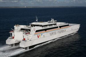 Il catamarano 'J