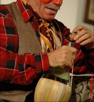 Non paga il conto e colpisce il barista