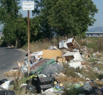 Vigili in borghese per multare chi abbandona rifiuti