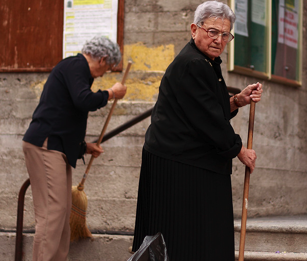 Vecchie si prendono a colpi di scopa. E coltello