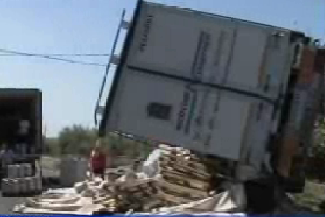 Si ribalta un Tir, strada bloccata