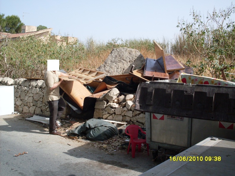 Con un camion scaricavano mobili e suppellettili. Beccati