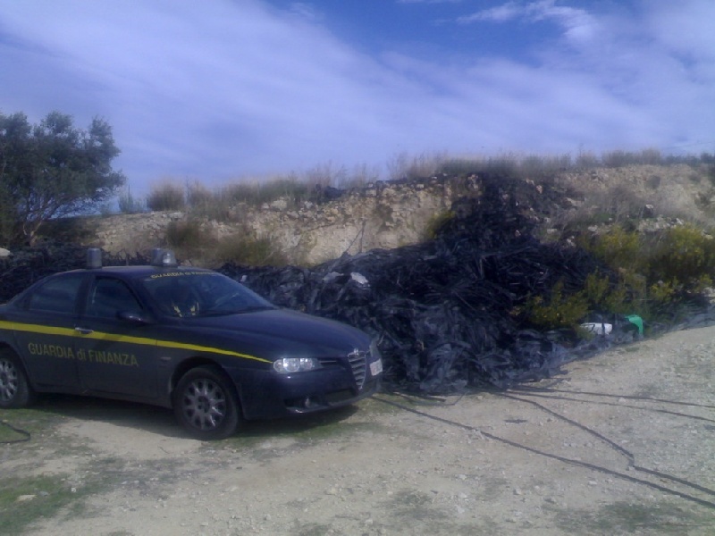 GdF individua discarica abusiva vicino al cimitero
