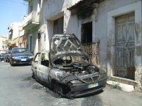 In fiamme l’auto della moglie di un pregiudicato