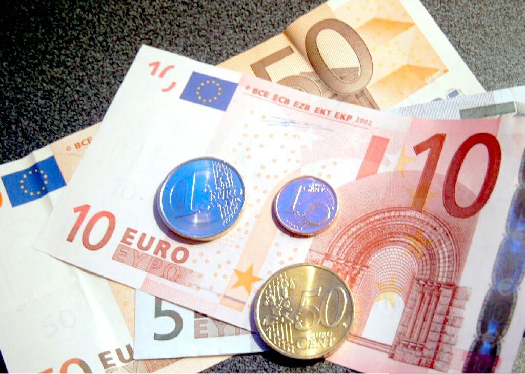 Ha più contante del consentito: sequestrati 36mila euro