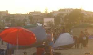 Torna il popolo delle tende a Sampieri. Con un giorno di anticipo