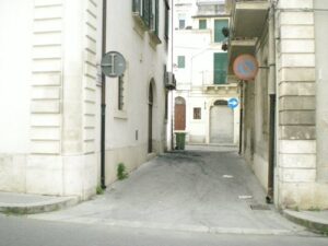 Incendiato un motorino in via Antimonio