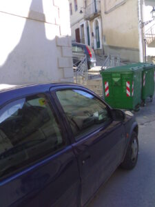 Storie di quotidiana inciviltà, succede al quartiere Rosario