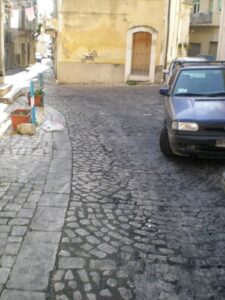 Incendiata una Golf in via Fiumillo