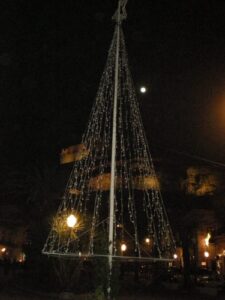 E gli sciclitani rubarono le luminarie all’albero