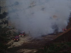 Incendio dentro la cava di Scala Marina