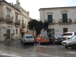 Incendiate due auto in piazza Mazzini