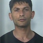 Col telefono ritrae imprenditore che amoreggia in auto e lo ricatta. Arrestato albanese