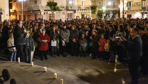 Fiaccolata a Santa Croce per il giovane che ha tentato suicidio