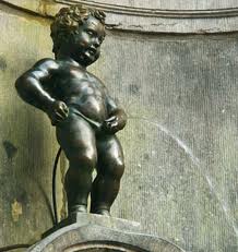 Raccoglie melanzane, fa la pipì e il capo gli frattura la mano