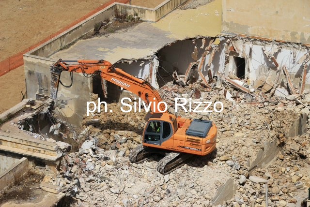 Inno alla demolizione della caserma di Punta Secca