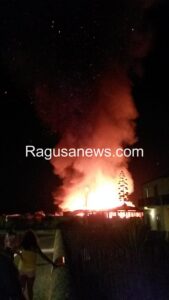 Il fuoco alle 22,40, per essere fotografato e postato su Fb