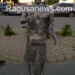 La statua senza occhiali