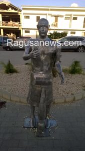 La statua senza occhiali