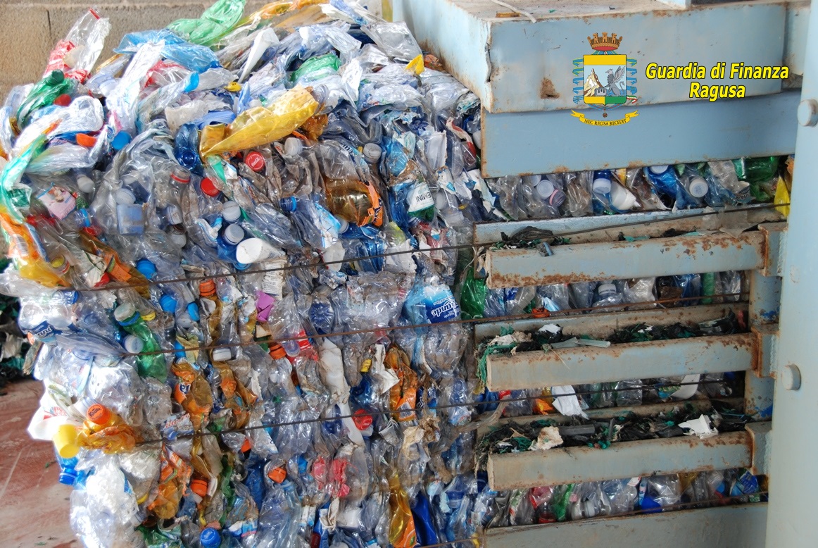Un’area di stoccaggio abusiva di rifiuti a Ispica