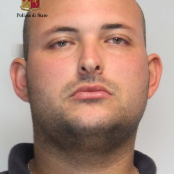 Drogati denunciano spacciatore: spaccia con la bimba