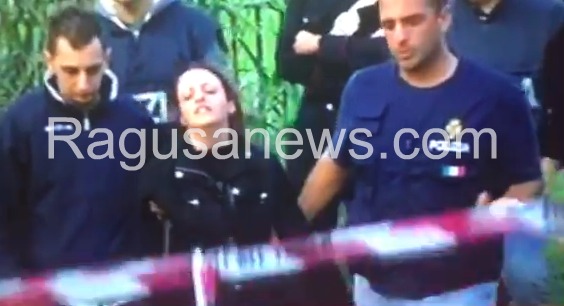 La mamma di Andrea sul luogo del delitto. Video