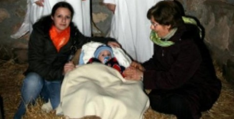 Nel 2006 Veronica fece la Madonna nel presepe, con Loris neonato