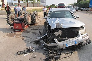 Scontro auto trattore, un ferito grave