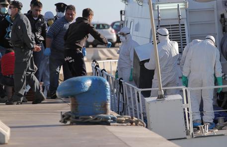 Ad Augusta mercantile con 700 migranti